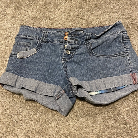 L.E.I Jean shorts- SMALL - Picture 2 of 2